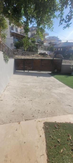 Oezel Havuzlu Ruezgar Kuşadası